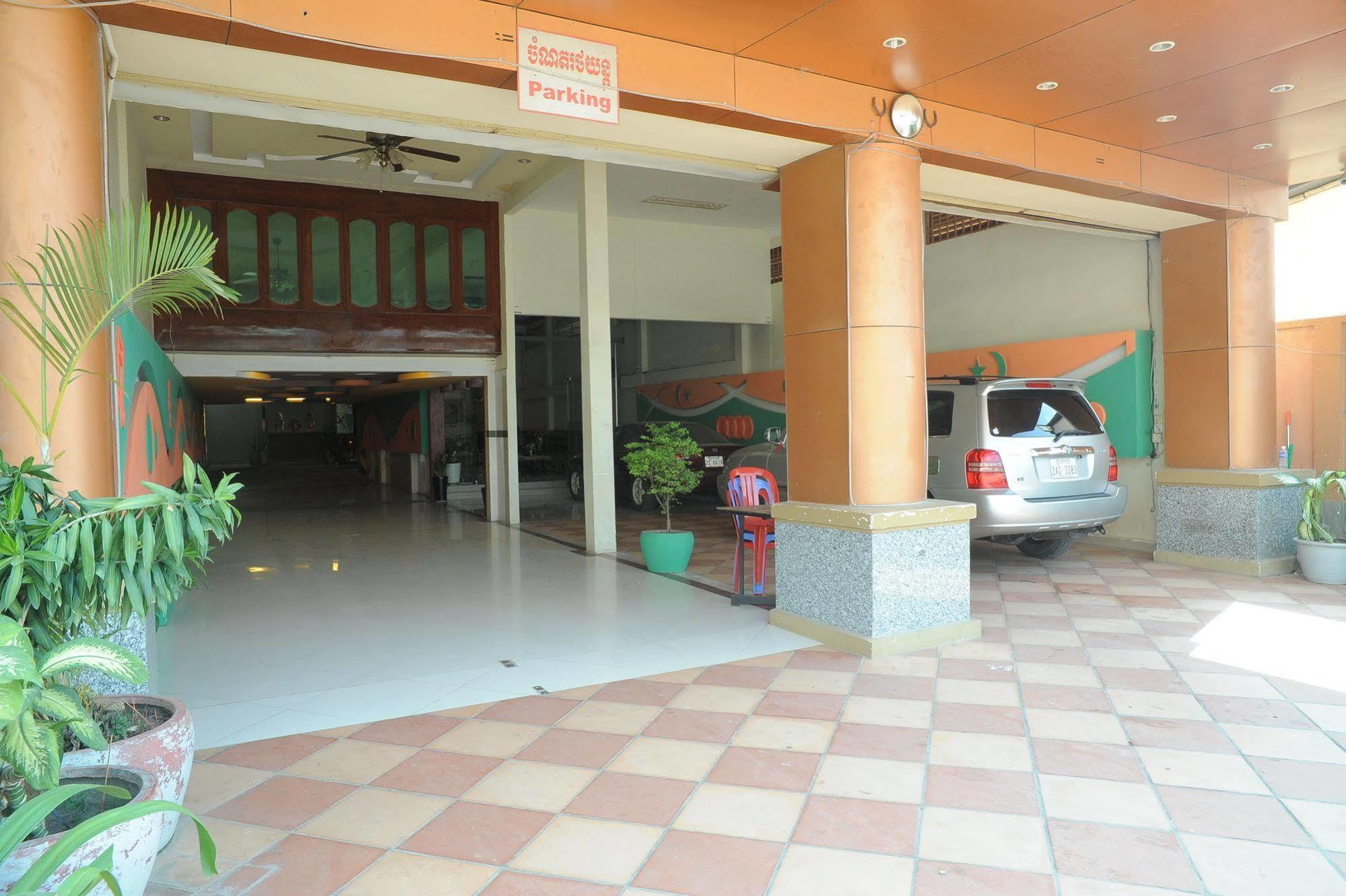 Lux Star Town Hotel Phnom Penh Exterior photo